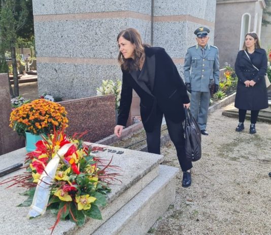 Todde depone una corona di fiori sulla tomba dell’ex presidente sardo Melis