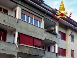 Esplosione in una palazzina nel Torinese, c’è un ferito grave. Evacuato lo stabile