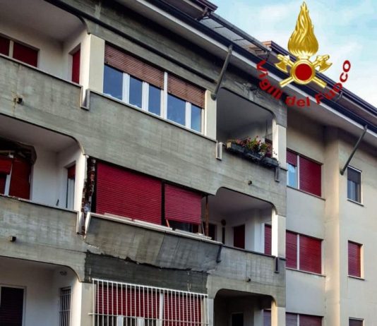 Esplosione in una palazzina nel Torinese, c’è un ferito grave. Evacuato lo stabile