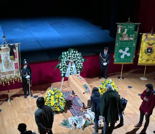 In centinaia in fila per l’ultimo saluto a Ornella Vanoni, aperta la camera ardente a Milano. Applausi all’arrivo del feretro