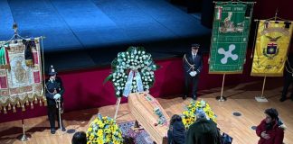 A Milano l’ultimo saluto a Ornella Vanoni, oltre in 5.000 alla camera ardente del Piccolo Teatro Grassi / Foto e Video