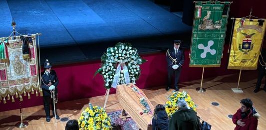 Riaperta la camera ardente di Ornella Vanoni a Milano, nel pomeriggio i funerali
