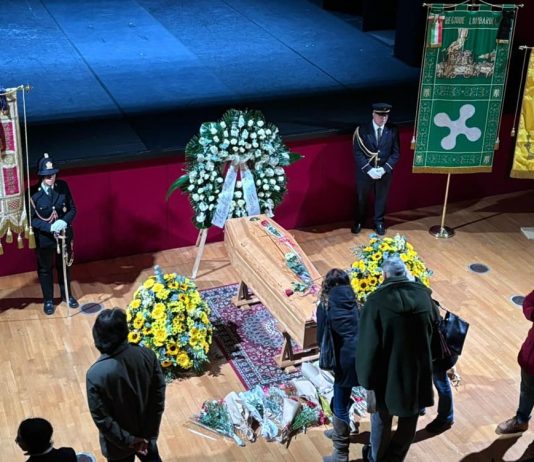 Riaperta la camera ardente di Ornella Vanoni a Milano, nel pomeriggio i funerali