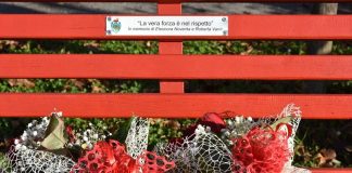 Novembre Donna, ad Asseggiano inaugurata una nuova panchina rossa contro la violenza