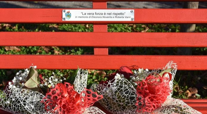 Novembre Donna, ad Asseggiano inaugurata una nuova panchina rossa contro la violenza