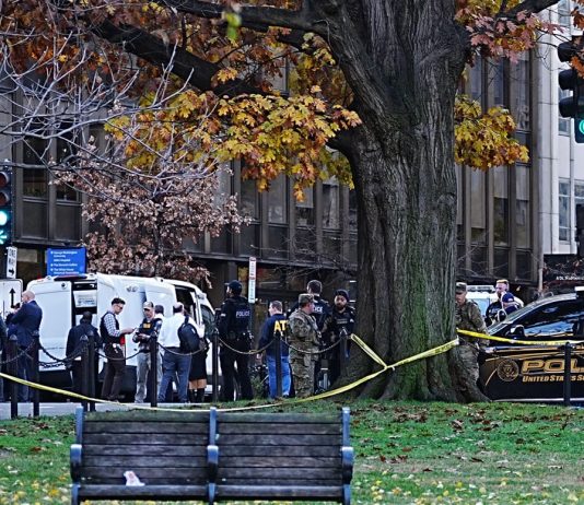 Spari vicino alla Casa Bianca, colpiti due militari della Guardia Nazionale. Fermato un sospettato. Trump “Quell’animale pagherà un prezzo altissimo”