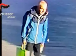 Donna accoltellata in piazza Gae Aulenti a Milano, è in gravi condizioni. Rintracciato l’aggressore / Video