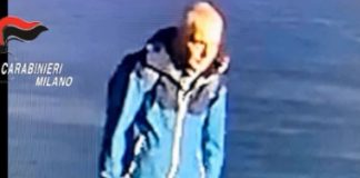 Donna accoltellata in piazza Gae Aulenti a Milano, la vittima è stata scelta a caso dall’aggressore / Video