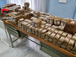 Oltre 110 chili di hashish trovata in un’auto nel Napoletano, proseguono le indagini