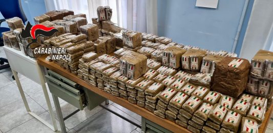 Oltre 110 chili di hashish trovata in un’auto nel Napoletano, proseguono le indagini