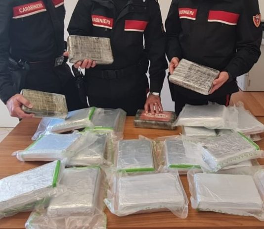 Fermata in auto con 23kg di cocaina dopo un inseguimento, arrestata una donna in provincia di Salerno