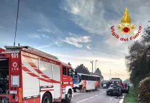 Scontro tra auto e scuolabus nel Torinese: un morto e 20 feriti