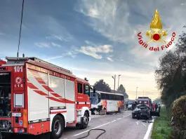 Scontro tra auto e scuolabus nel Torinese: un morto e 20 feriti