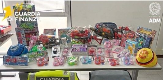 Merce contraffatta al Porto Canale di Cagliari, sequestrati oltre 8.500 articoli falsi