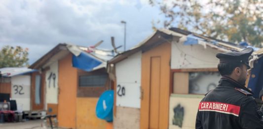 Blitz dei Carabinieri nel campo Rom di Napoli Poggioreale, denunce e sequestri