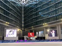 Palazzo Lombardia rende omaggio a Ornella Vanoni: in sottofondo le note di ‘Senza fine’