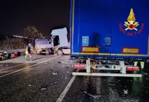 Scontro tra un furgone e un tir nel Milanese, muore un giovane di 23 anni