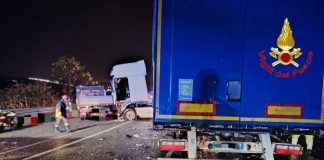 Scontro tra un furgone e un tir nel Milanese, muore un giovane di 23 anni