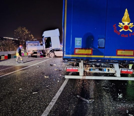 Scontro tra un furgone e un tir nel Milanese, muore un giovane di 23 anni