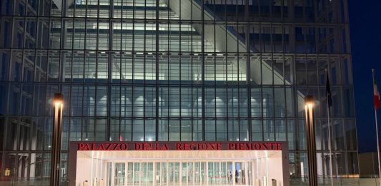 Violenza sulle donne, il Grattacielo della Regione Piemonte si illumina di arancione