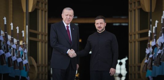 Erdogan riceve Zelensky “Pronti a discutere con la Russia proposte per il cessate il fuoco in Ucraina”