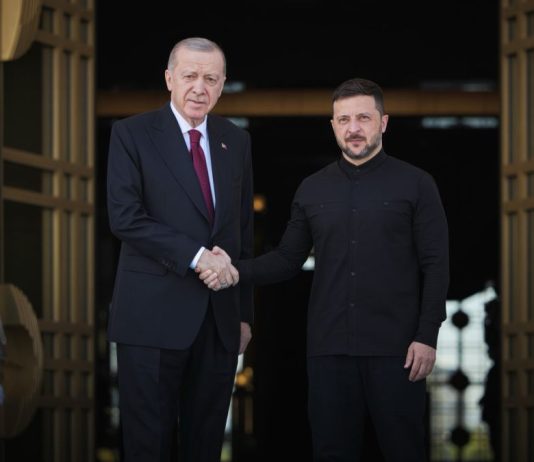 Zelensky ricevuto da Erdogan: “Solo Trump può far finire questa guerra”. Peskov: “Aperti ai negoziati”