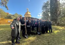 Fiasconaro porta la manna delle Madonie nei Giardini Vaticani, piantati due frassini