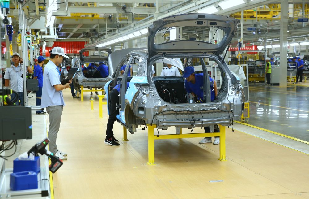 (241109) -- KUNMING, Nov. 9, 2024 (Xinhua) -- Workers operate at an assembly line of BYD's new plant in Rayong province, Thailand, July 4, 2024. (Xinhua/Sun Weitong)