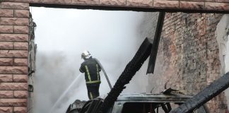 Ucraina, attacco russo con 122 droni. Zelensky: “Abbiamo bisogno di soluzioni concrete”. Crosetto: “Piano Trump un punto di partenza”