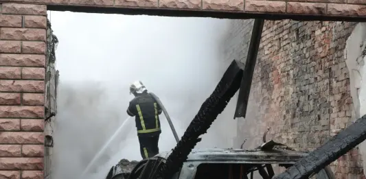 Ucraina, attacco russo con 122 droni. Zelensky: “Abbiamo bisogno di soluzioni concrete”. Crosetto: “Piano Trump un punto di partenza”