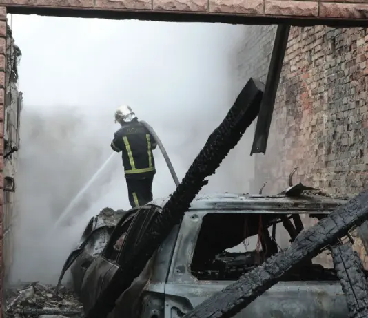 Ucraina, attacco russo nella notte con 122 droni. Zelensky: “Abbiamo bisogno di soluzioni concrete”