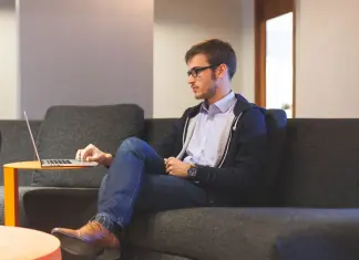 Come si invia una PEC uomo lavora su notebook