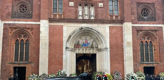 Chiesa gremita per l’ultimo saluto a Ornella Vanoni, feretro accolto da un lungo applauso