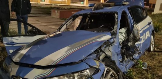 Volante si scontra con un’auto nel Napoletano: morto un poliziotto, un altro è in terapia intensiva. Arrestato l’automobilista