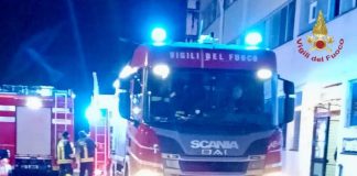 A Roma fiamme in un capannone abitato da 200 senza fissa dimora, tre intossicati