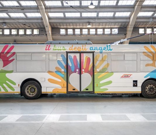 La solidarietà torna a percorrere le strade di Milano con il Bus degli Angeli