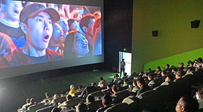 Cina: progetto “Cinema di Luce” porta in sala persone con disabilità visive (2)