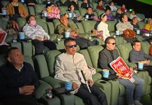 Cina: progetto “Cinema di Luce” porta in sala persone con disabilità visive (3)
