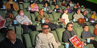 Cina: progetto “Cinema di Luce” porta in sala persone con disabilità visive (3)