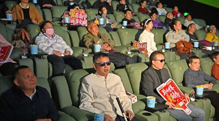 Cina: progetto “Cinema di Luce” porta in sala persone con disabilità visive (3)