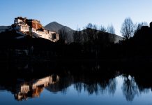 Cina: il suggestivo scenario mattutino del Palazzo del Potala a Lhasa (1)