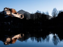 Cina: il suggestivo scenario mattutino del Palazzo del Potala a Lhasa (1)