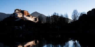 Cina: il suggestivo scenario mattutino del Palazzo del Potala a Lhasa (1)