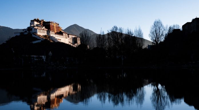 Cina: il suggestivo scenario mattutino del Palazzo del Potala a Lhasa (1)