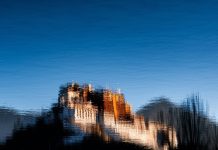 Cina: il suggestivo scenario mattutino del Palazzo del Potala a Lhasa (2)