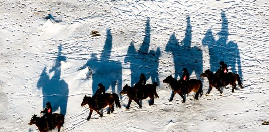 Cina: squadra di polizia a cavallo “Gyrfalcon” tutela praterie nel confine nord