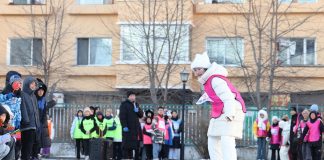 Cina: Heilongjiang, alunni impegnati in attività su ghiaccio e neve (2)