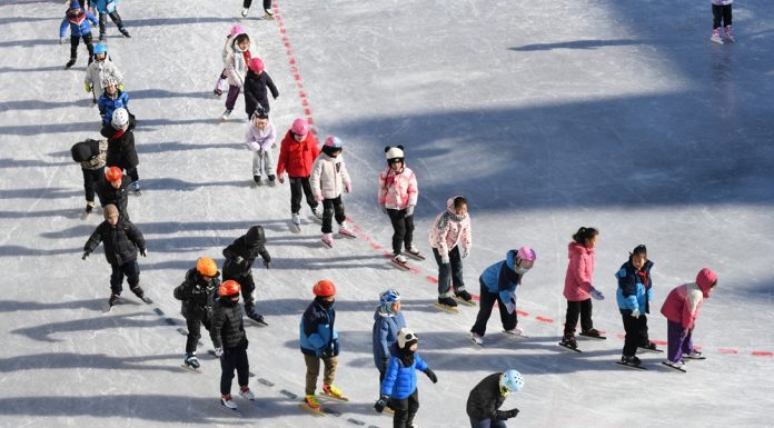 Cina: Heilongjiang, alunni impegnati in attività su ghiaccio e neve (3)