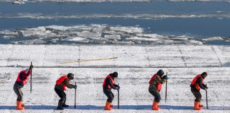 Cina: a Harbin in corso la raccolta del ghiaccio (3)