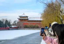 Cina: turisti visitano Museo del Palazzo di Pechino dopo una nevicata (1)